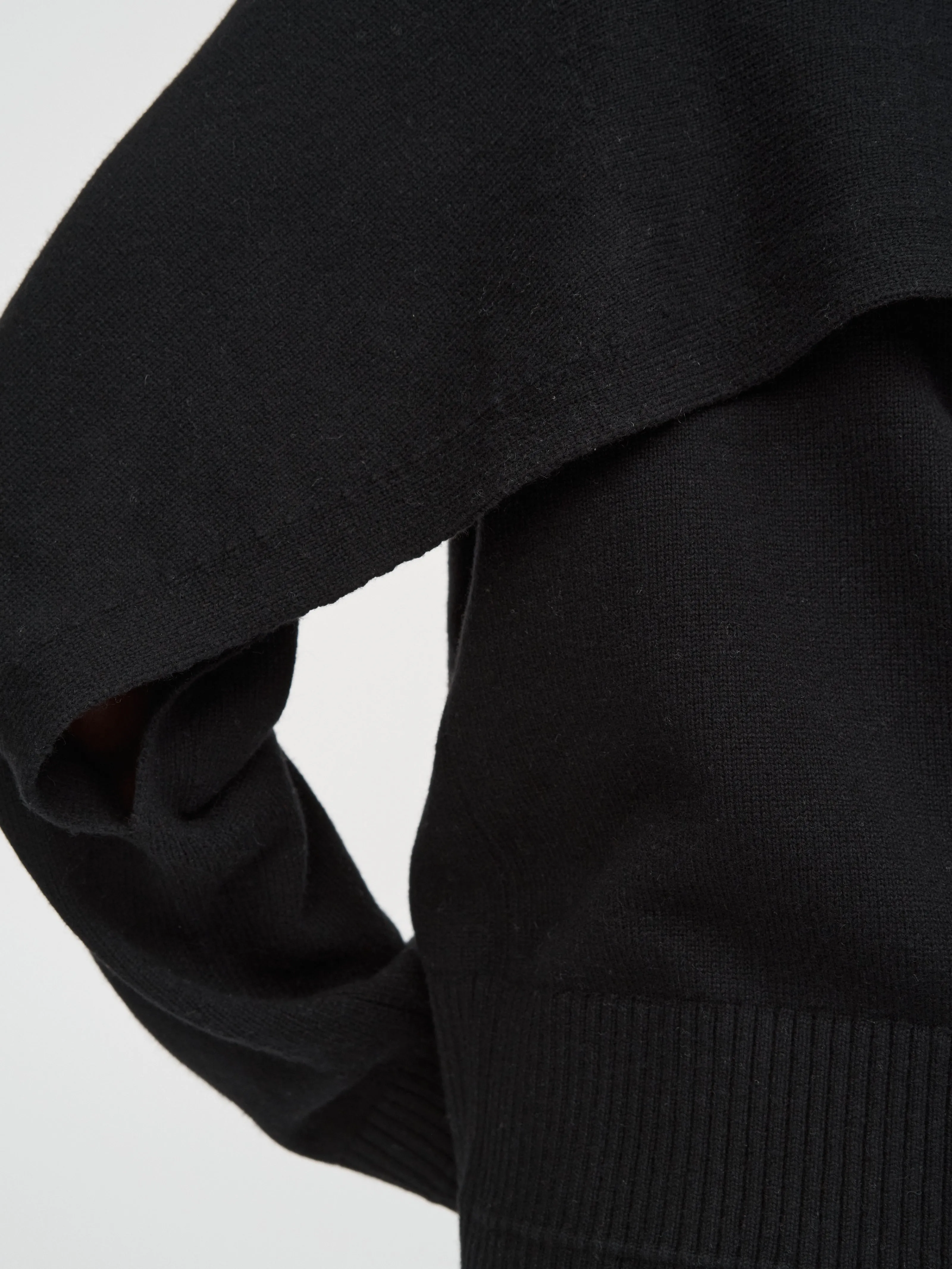 Cape Crew in Black