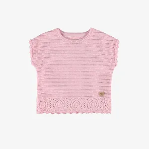 T-shirt rose en maille à détails ajourés de fleurs, bébé || Pink knitted t-shirt with openwork flower detail, baby