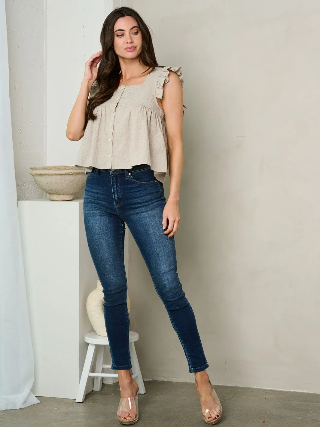 WOMEN'S SLEEVELESS RUFFLE BUTTON UP TOP